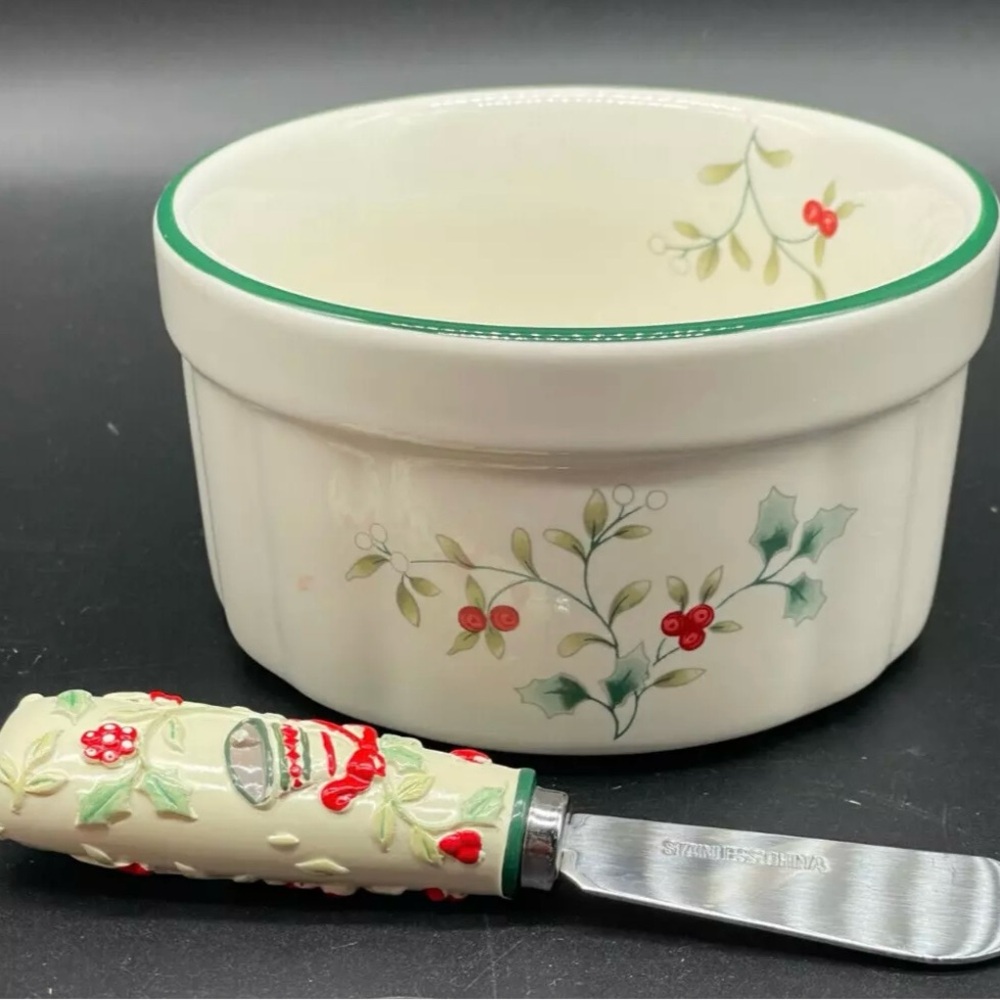 1998 Pfaltzgraff Winterberry Dip Serving Set! Pre-owned in excellent condition!